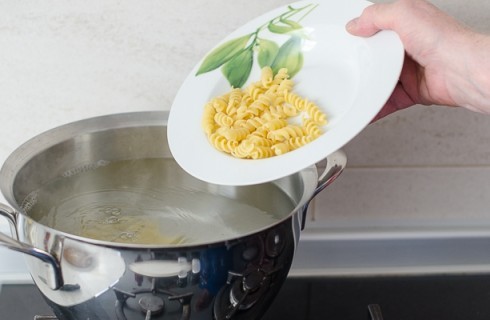 La preparazione della  pasta con zucchine e speck