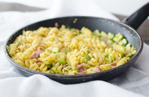 La preparazione della  pasta con zucchine e speck