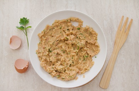 La preparazione delle polpette di tonno e patate