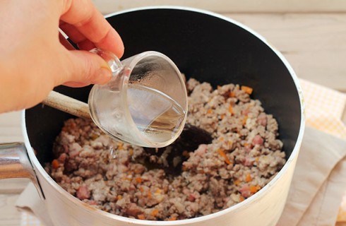 La preparazione del sugo per il timballo di riso