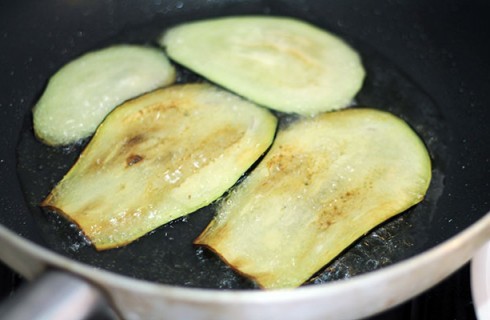 La frittura delle melanzane per il timballo di riso