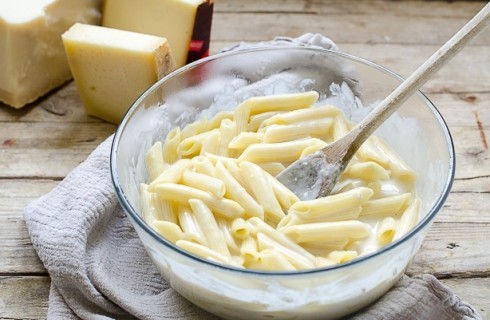 La preparazione della pasta ai 4 formaggi