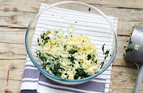 La preparazione dello sformato di spinaci