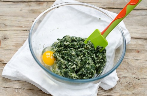 La preparazione dello sformato di spinaci