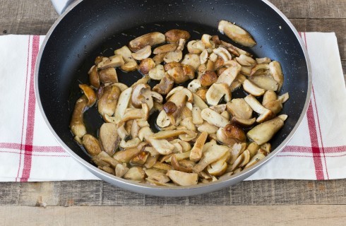 La preparazione della pasta alla boscaiola