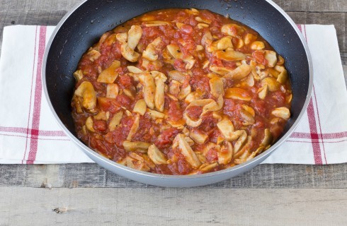 La preparazione della pasta alla boscaiola