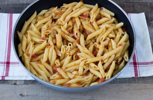 La preparazione della pasta alla boscaiola