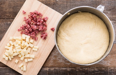 La preparazione del babà rustico