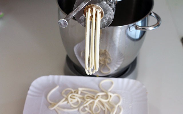 La preparazione dei bigoli in salsa