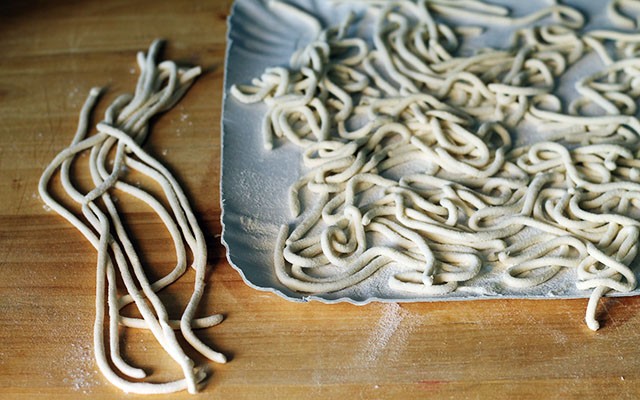 La preparazione dei bigoli in salsa