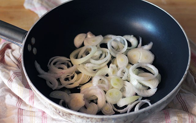 La preparazione dei bigoli in salsa