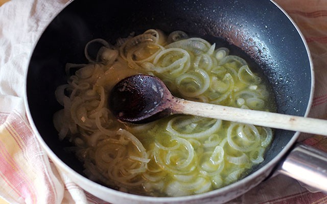 La preparazione dei bigoli in salsa