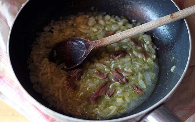 La preparazione dei bigoli in salsa