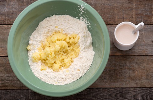 La preparazione della focaccia di patate