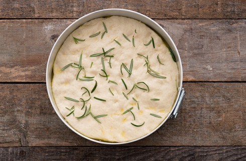 La preparazione della focaccia di patate