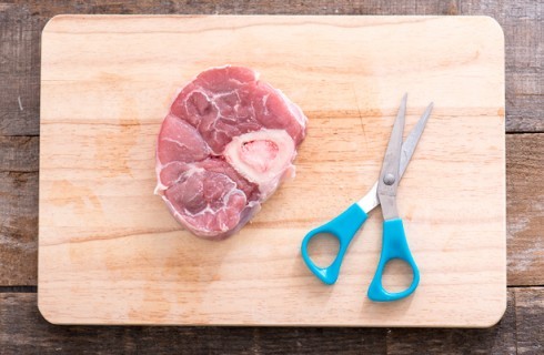 la preparazione dell'ossobuco alla milanese