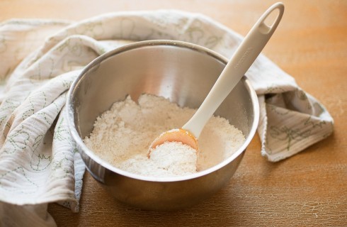 La preparazione degli amaretti