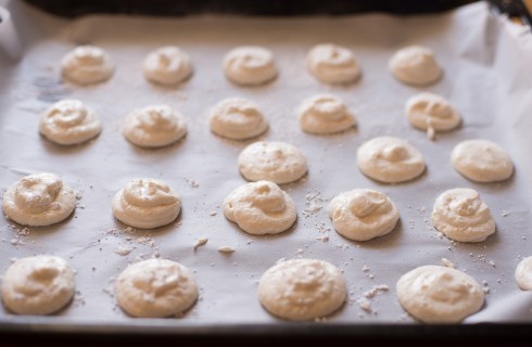 La preparazione degli amaretti