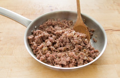 La preparazione del pasticcio di patate