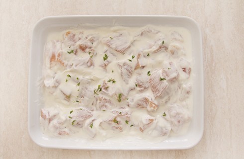 La preparazione del pollo allo yogurt