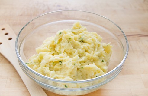 La preparazione del pasticcio di patate