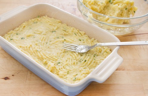 La preparazione del pasticcio di patate