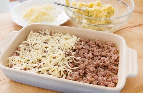 La preparazione del pasticcio di patate