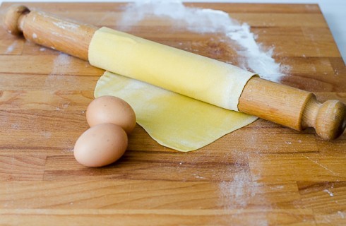 La preparazione dei ravioli di patate