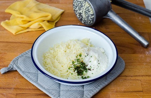 La preparazione dei ravioli di patate