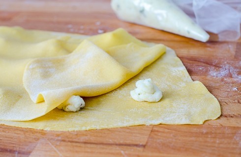 La preparazione dei ravioli di patate