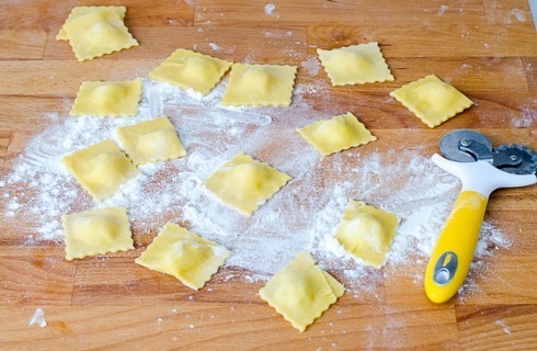 La preparazione dei ravioli di patate