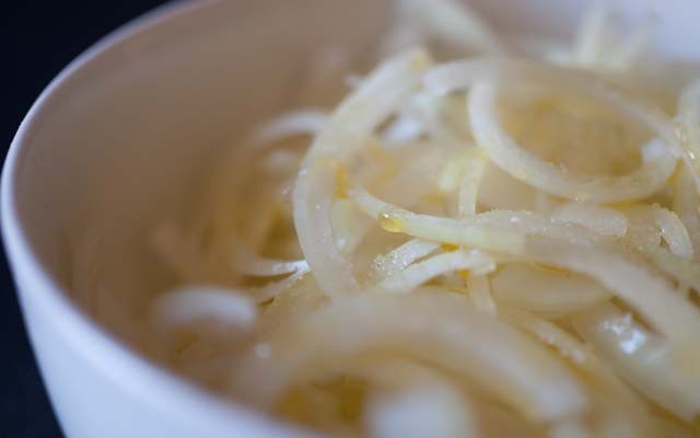 Focaccia con cipolle - la marinatura delle cipolle