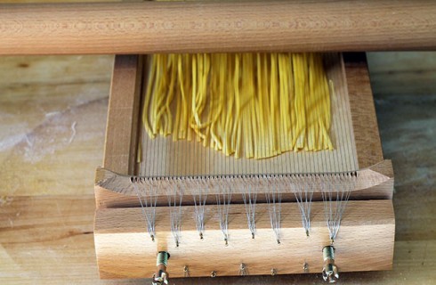 La preparazione degli spaghetti alla chitarra