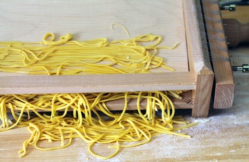 La preparazione degli spaghetti alla chitarra