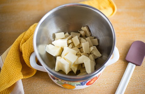 La preparazione della torta al cioccolato bianco