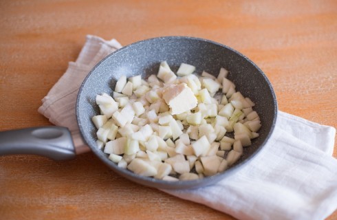 La preparazione della torta ricotta e pere