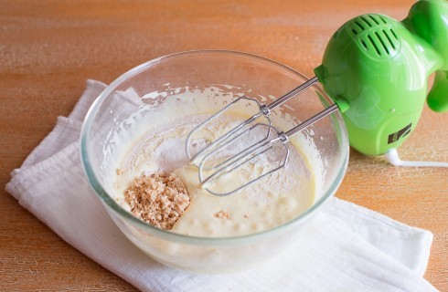 La preparazione della torta ricotta e pere