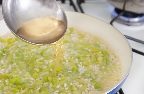 La preparazione del risotto ai porri