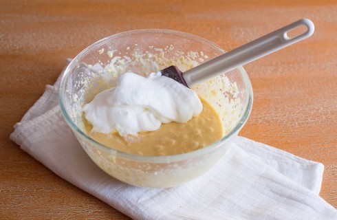 La preparazione della torta ricotta e pere