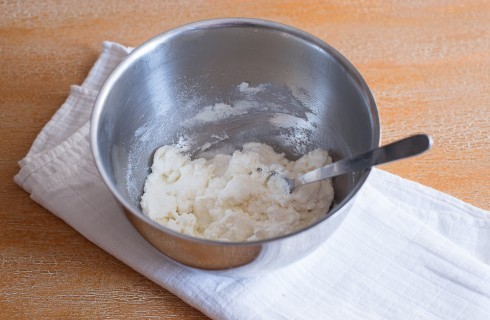 La preparazione della torta ricotta e pere