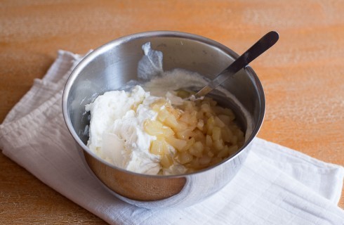 La preparazione della torta ricotta e pere