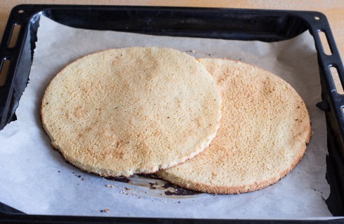 La preparazione della torta ricotta e pere