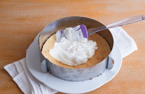 La preparazione della torta ricotta e pere