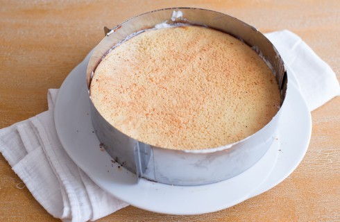 La preparazione della torta ricotta e pere