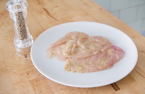 La preparazione del petto di pollo al latte