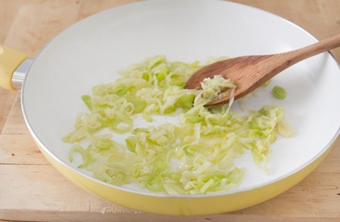 La preparazione del risotto ai porri