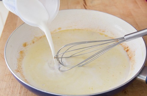 La preparazione del petto di pollo al latte