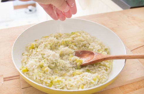 La preparazione del risotto ai porri