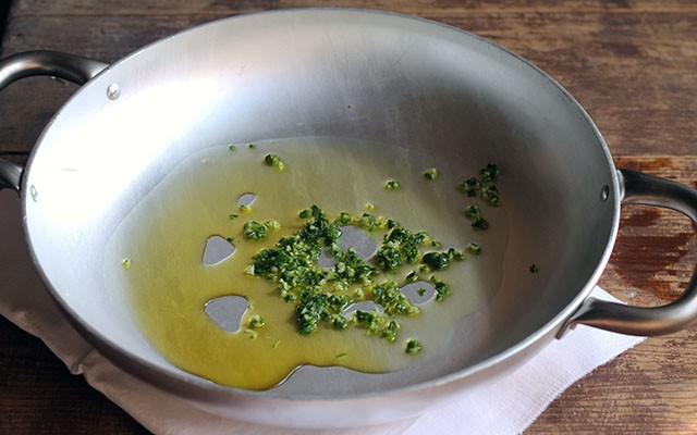 Triglie alla livornese - aglio e prezzemolo in padella