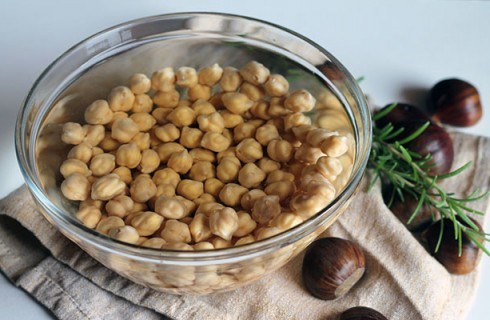 la preparazione della zuppa di castagne e ceci